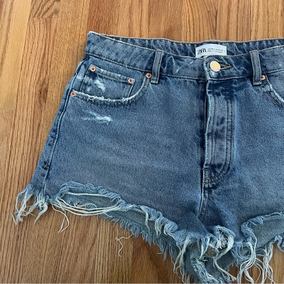🌸ZARA Denim Shorts - Picture 2 of 5